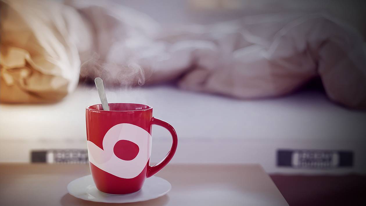 Foto: Vor einer BODYGUARD Matratze steht eine Tasse Kaffee