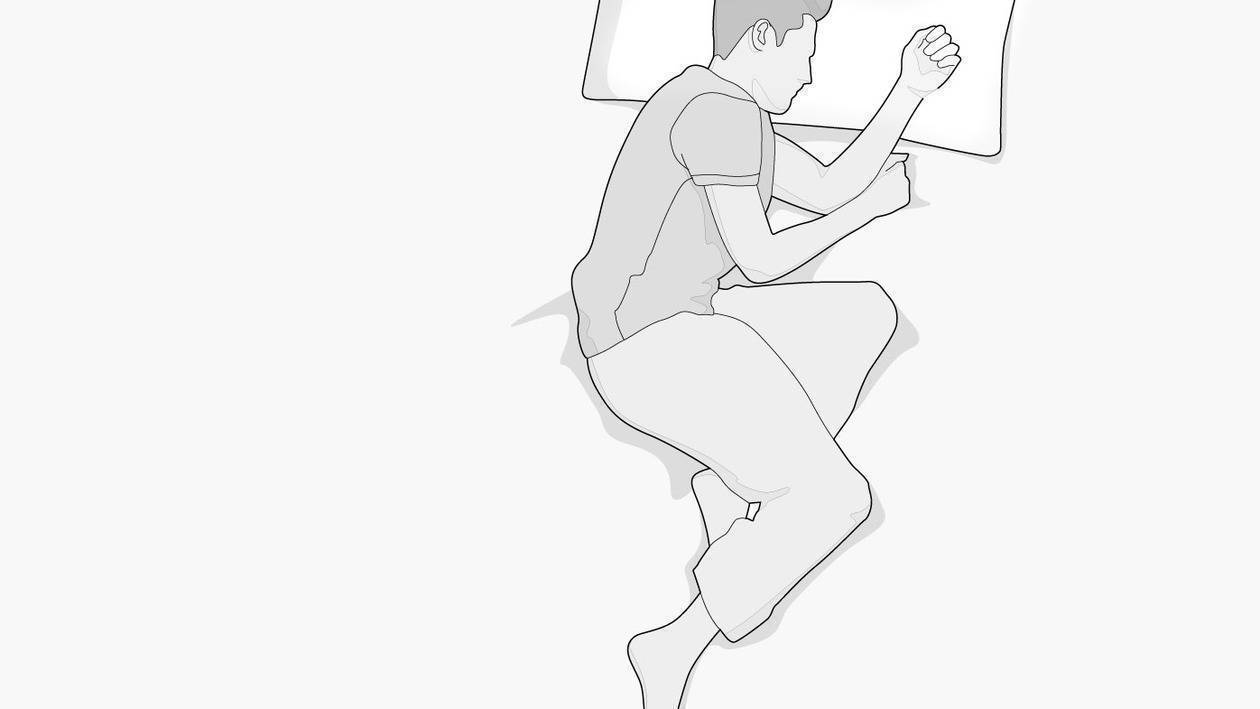 Illustration: Ein Mensch liegt in Seitenlage, gestützt durch ein Seitenschläferkissen.