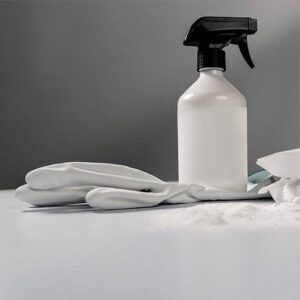 Foto: Materialien zum Matratze reinigen - Ein paar Handschuhe, eine Sprühflasche mit Putzmittel.