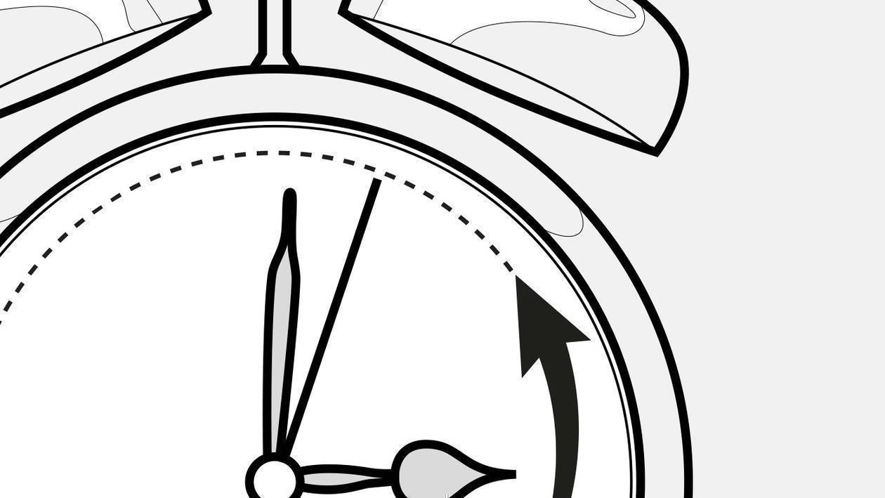 Illustration: Ein Wecker. Vor dem Stundenzeiger ist ein Pfeil eingezeichnet, der Zeitumstellung symbolisiert.