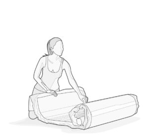 Illustration: Eine Frau rollt die komprimierte BODYGUARD Matratze aus. Matratzen-Angebote aus dem Internet werden häufig komprimiert versendet.