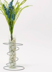 Foto: In einer Bonellfeder steht eine Vase mit Blumen.