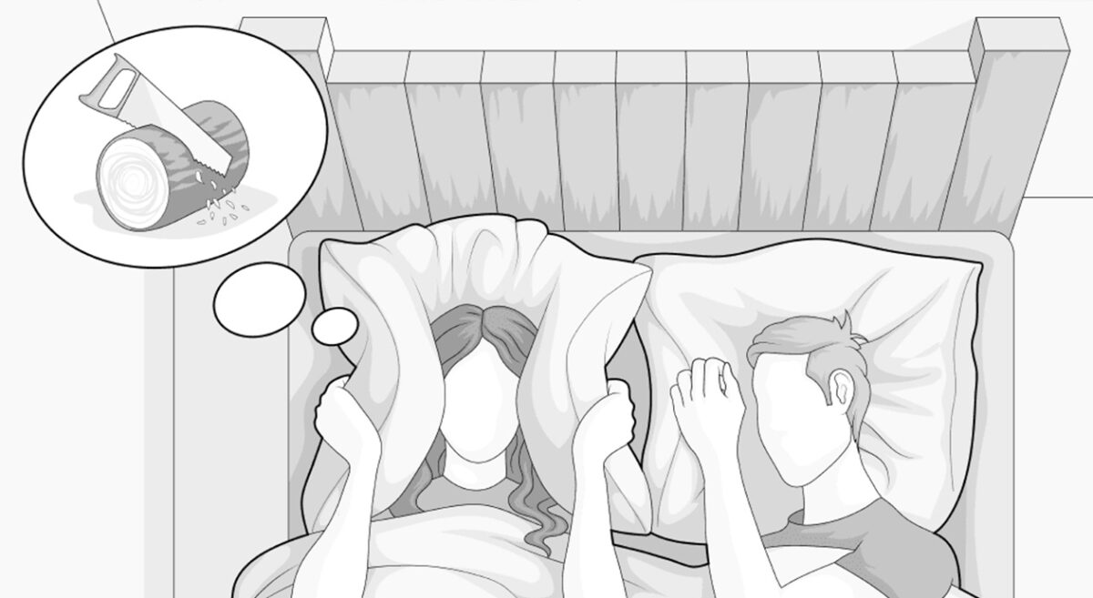 Illustration: Ein Paar liegt gemeinsam im Bett. Die linke Person hält sich ein Kissen über die Ohren. Ihre Gedankenblase zeigt ein Stück Holz mit einer Säge darin.