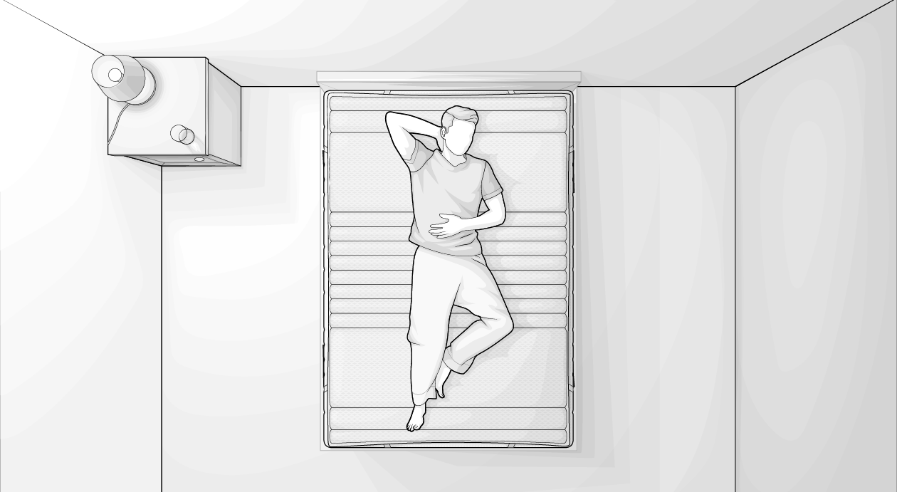 Illustration: Ein Schlafzimmer aus Vogelperspektive. Ein Mensch liegt ausgebreitet in Rückenlage auf einem Topper 140x200 cm.