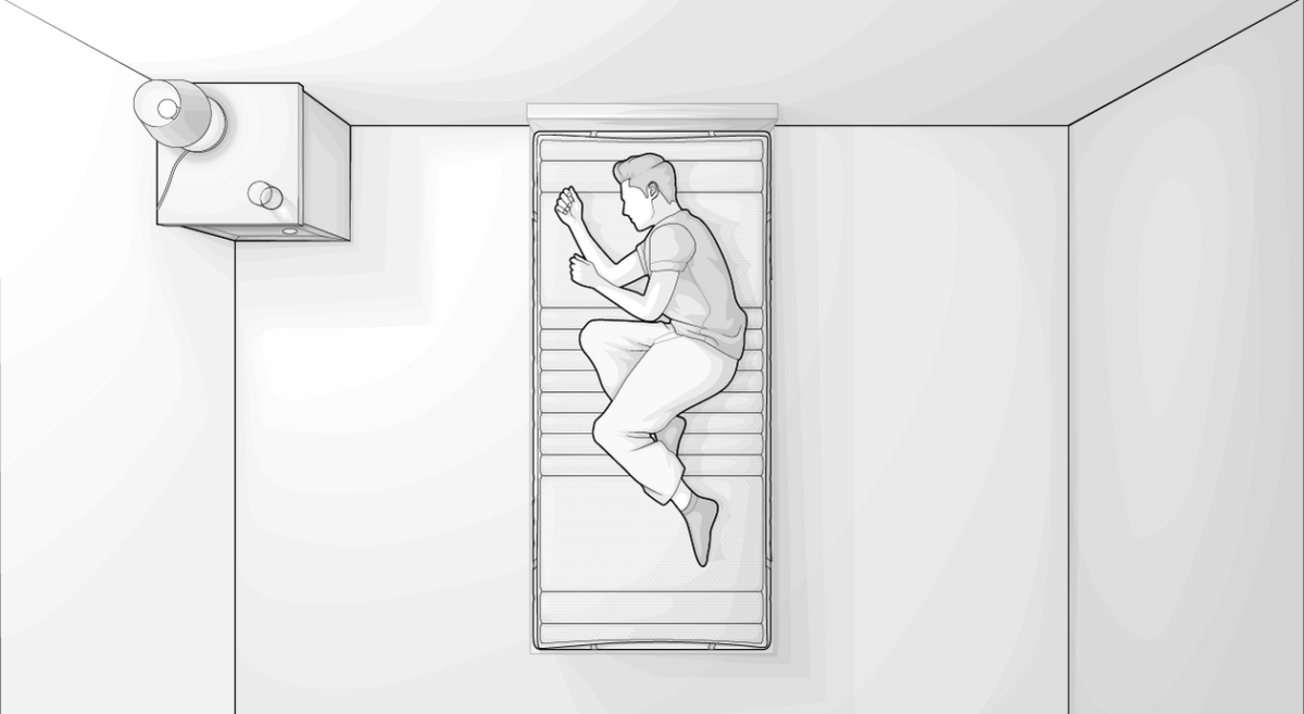 Illustration: Ein Schlafzimmer aus Vogelperspektive. Ein Mensch liegt in Seitenlage auf einem Topper 90x200 cm.