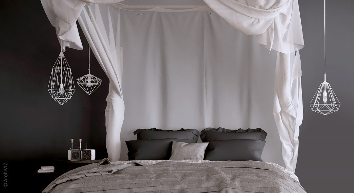 Foto: Ein Himmelbett mit weißem Betthimmel und silbernen Traumfängern, die daran herabhängen.