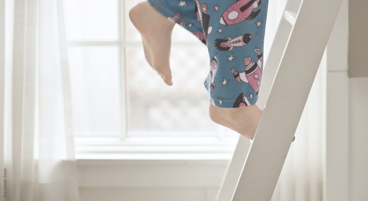 Foto: Kinderfüße steigen eine Hochbett-Leiter hoch