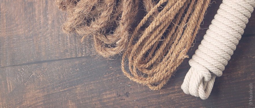 Foto: Auf einem Holzboden liegen drei verschiedene Seile. Zwei Seile sind zusammengewickelt und stark ausgefranst, das dritte Seil ist glatt und zusammengeknotet.