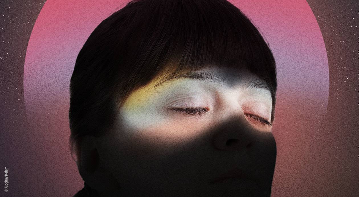 Fotomontage: Der Kopf einer jungen Frau mit geschlossenen Augen, auf die Licht scheint. Drumherum sind violette Lichtkegel, die wie ein Sternenhimmel anmuten.