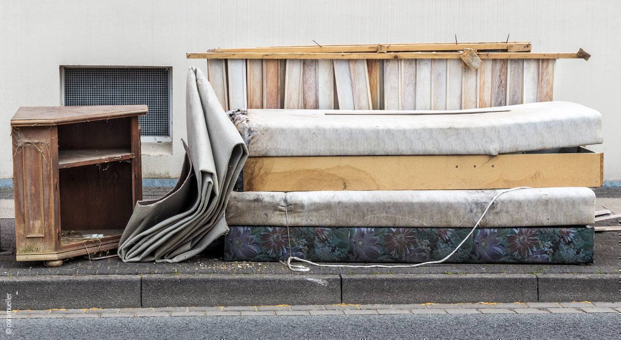 Foto: Sperrmüll aus Möbeln, Betten und Matratzen entsorgen an der Straße.