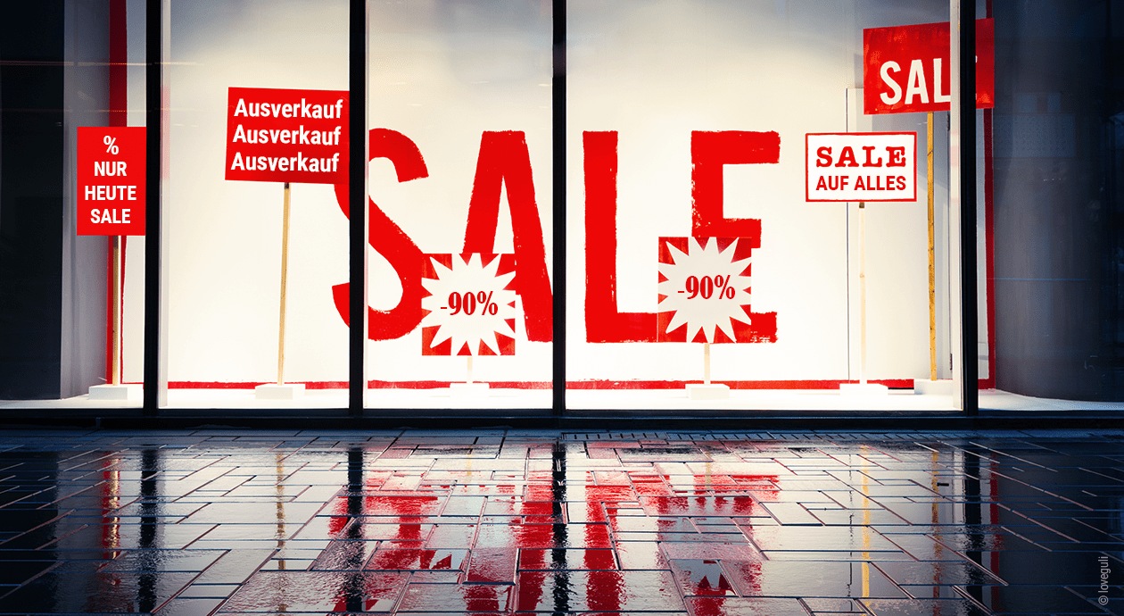 Foto: Ein Schaufenster mit dem überdimensionalen Schriftzug "Sale"