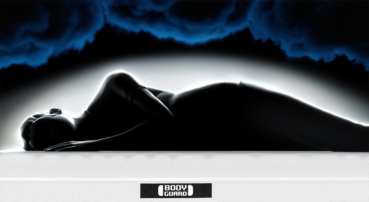 Eine Person liegt auf der BODYGUARD® Matratze und wird umhüllt von einer weißen Aura, die den Schlafenden vor bösen Einflüssen beschützt. Über der Aura schweben bedrohliche dunkle Wolken.