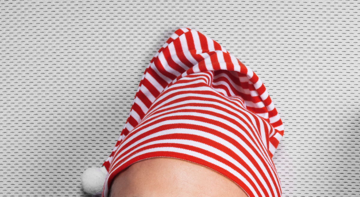 Foto: Nahansicht einer Stirn, die von einer rot-weißen Zipfelmütze bedeckt ist