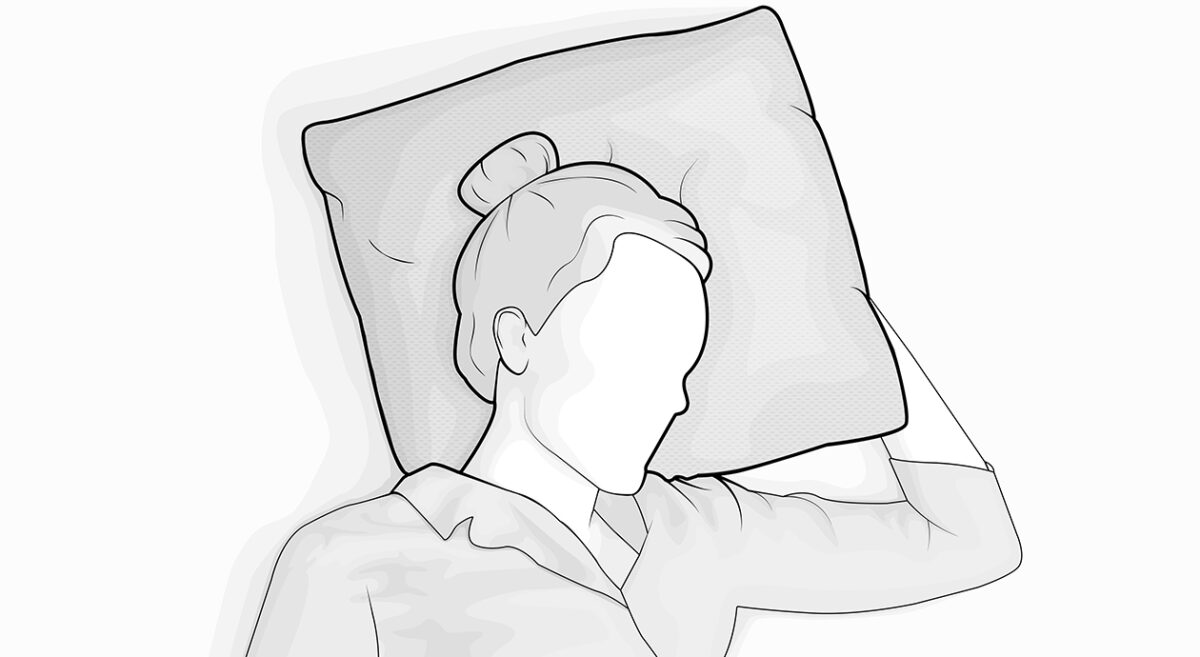 Illustration: eine Person mit Dutt liegt mit dem Kopf seitlich auf einem quadratischen Kissen. Ein Arm ist neben dem Kopf angewinkelt.