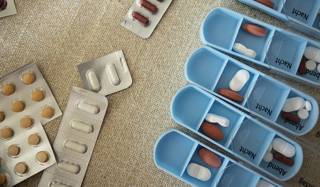 Foto: Verschiedene Medikamente in Verpackung oder in Medikamentenbehältern