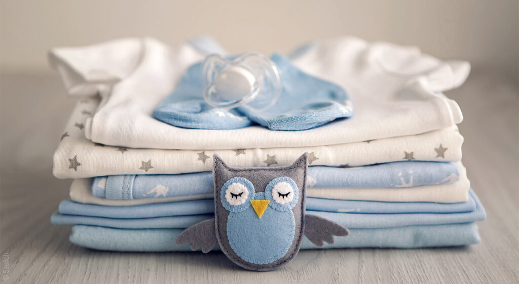 Baby nachts anziehen von Schlafbekleidung und Windelwechsel Wir sind Matratze.