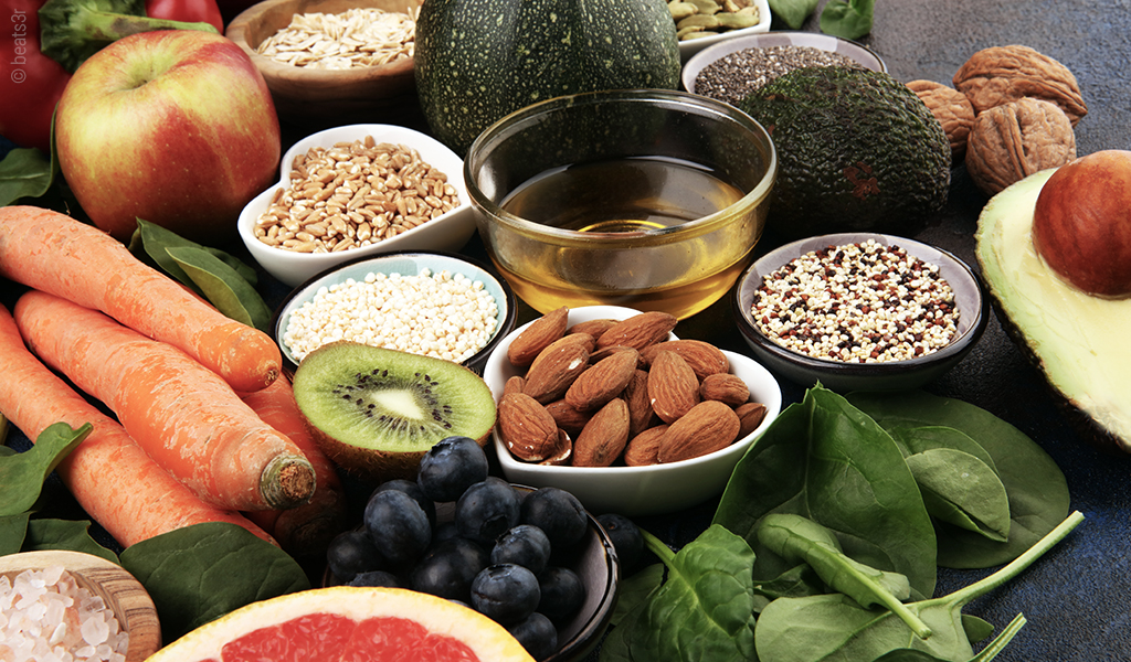 Foto: Eine vielfältige Zusammenstellung von Lebensmitteln aus Obst, Gemüse, Ölen, Nüssen und Getreidesorten.