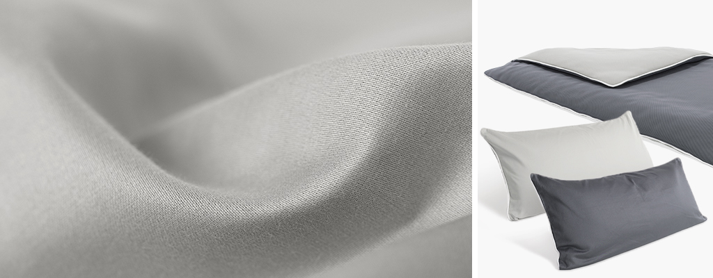 Foto links: Nahaufnahme von Satin-Bettwäsche. Das Bettwäsche Material ist glatt und glänzt im Licht.
Foto rechts: Zwei Kissen und eine Bettdecke mit SOFT BREEZE Satin-Bettwäsche in Silber und Anthrazit.